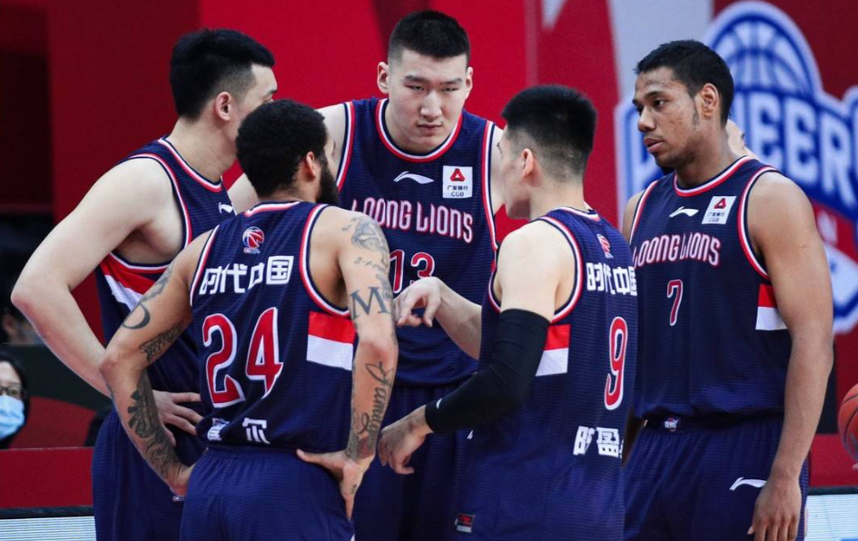 星空体育-广州队今晚扳平良机，志在CBA季后赛名次提升，气氛紧张，身体对抗强度拉满的简单介绍