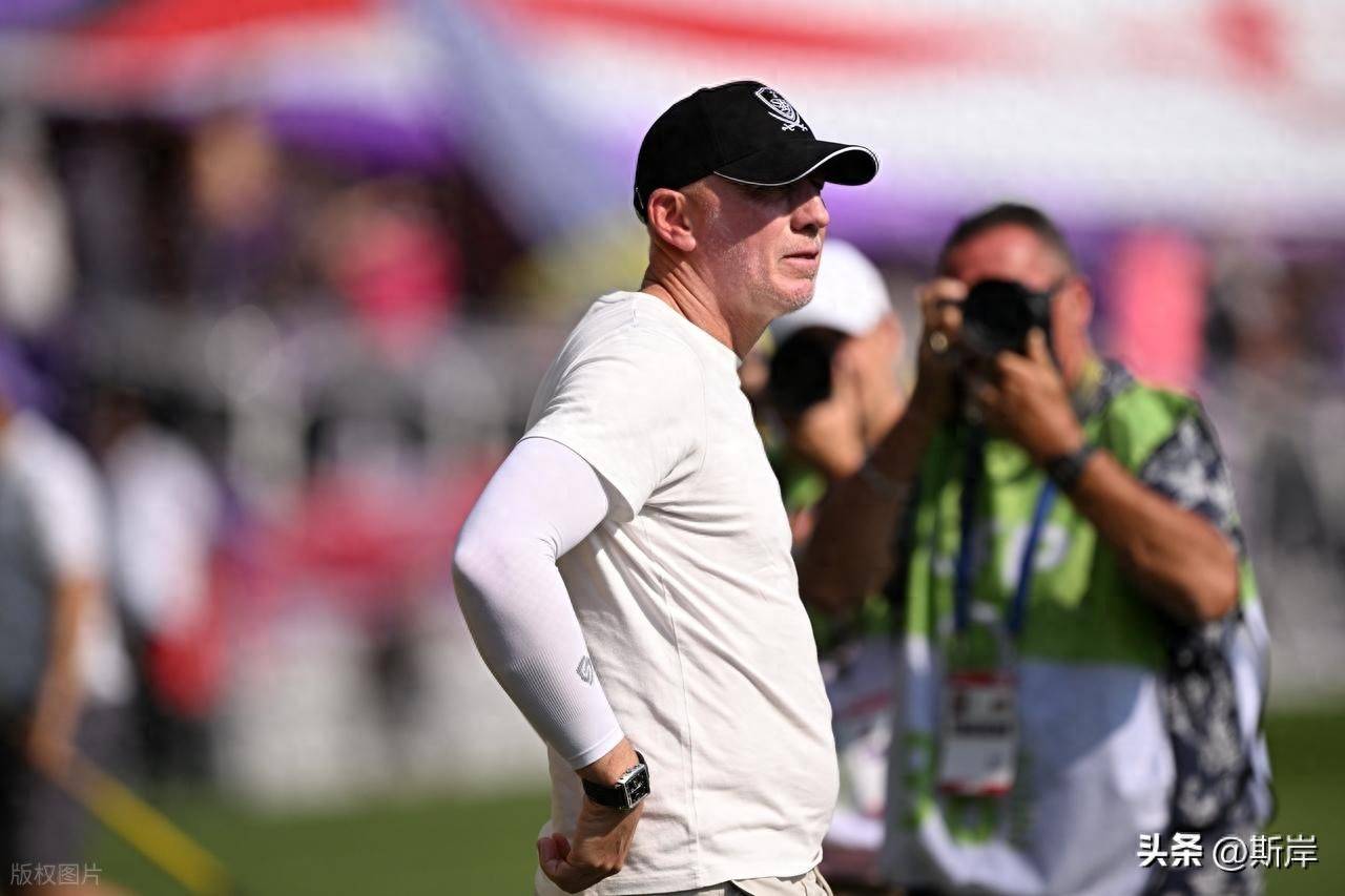 星空体育- 高尔夫赛场再起风云：川蜀风暴队失利齐鲁烈马队，赛场气氛火爆定位球制造杀机