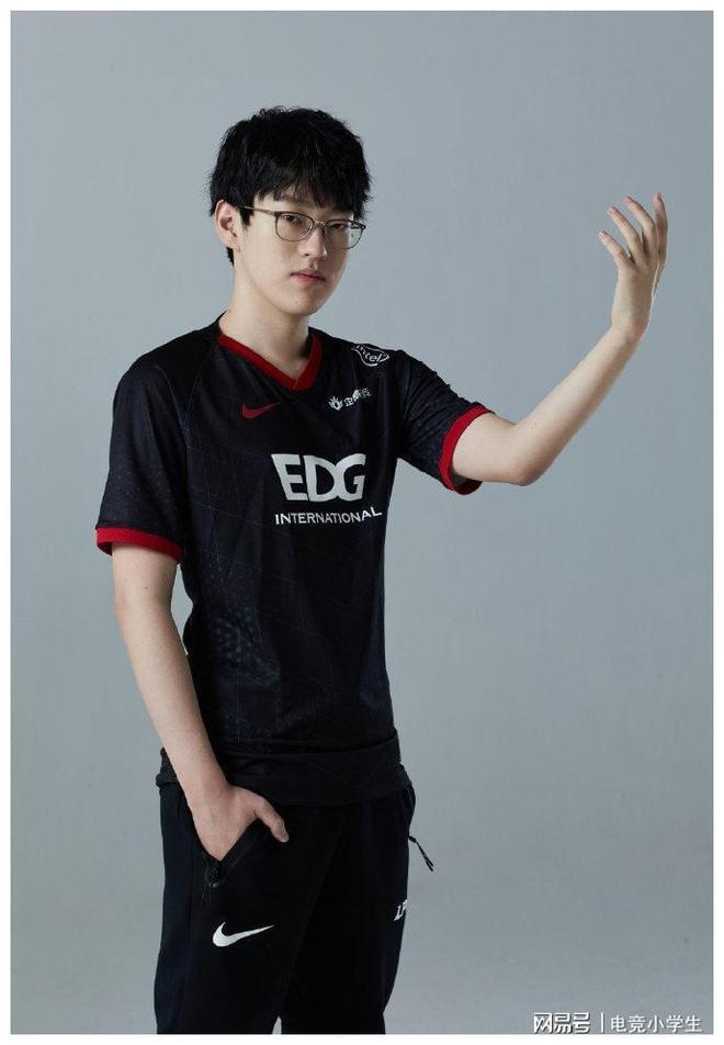 星空体育-Scout在TES比赛中出色防守，出色防守引发热议！的简单介绍